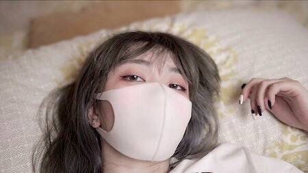 Милая японка после свидания встает раком и спускает трусики