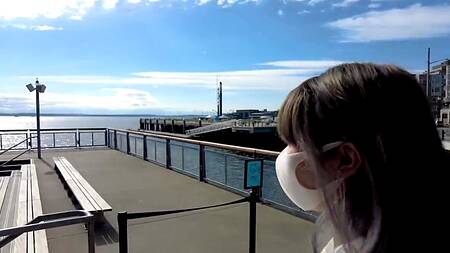 Милая японка после свидания встает раком и спускает трусики