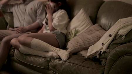 Милая японка после свидания встает раком и спускает трусики