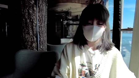 Милая японка после свидания встает раком и спускает трусики