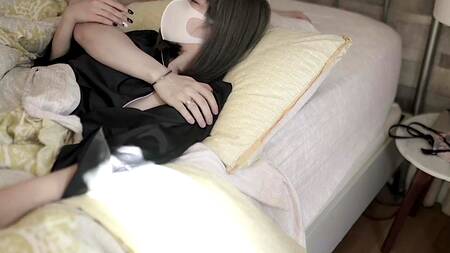 Милая японка после свидания встает раком и спускает трусики