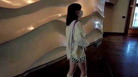 Милая японка после свидания встает раком и спускает трусики