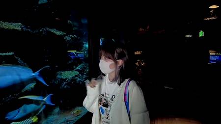 Милая японка после свидания встает раком и спускает трусики