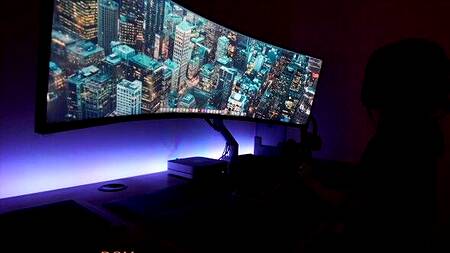 Айтишник отвлекается от работы на секс с милой азиаткой