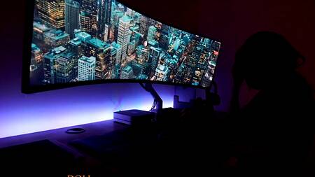 Айтишник отвлекается от работы на секс с милой азиаткой