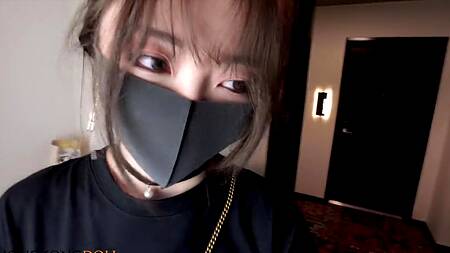 Айтишник отвлекается от работы на секс с милой азиаткой