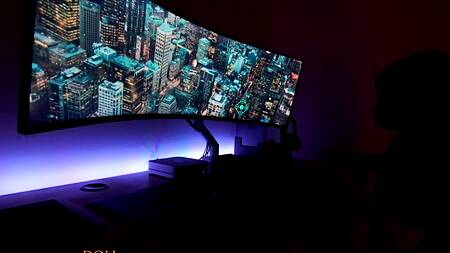 Айтишник отвлекается от работы на секс с милой азиаткой