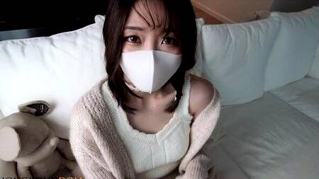 Миленькая азиатка в маске не может отказаться от секса