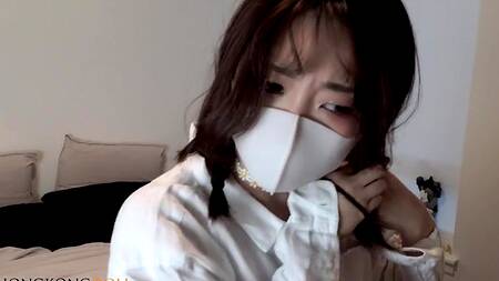 Миленькая азиатка в маске не может отказаться от секса