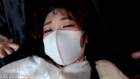 Миленькая азиатка в маске не может отказаться от секса