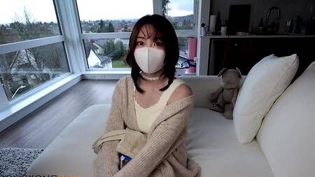 Миленькая азиатка в маске не может отказаться от секса