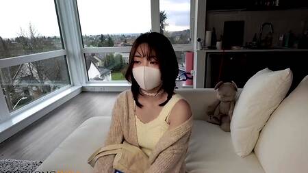 Миленькая азиатка в маске не может отказаться от секса