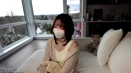 Миленькая азиатка в маске не может отказаться от секса