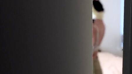 Миленькая азиатка в маске не может отказаться от секса