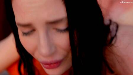 Красотка принимает душ после моря и отдается в в киску