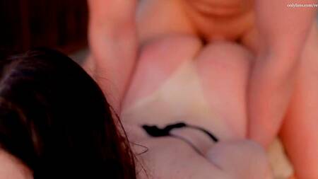 Красотка принимает душ после моря и отдается в в киску