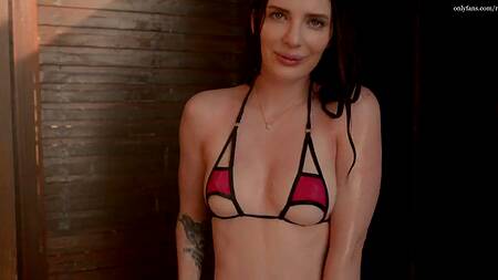 Красотка принимает душ после моря и отдается в в киску