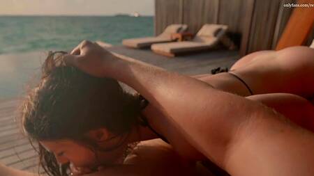 Красотка принимает душ после моря и отдается в в киску