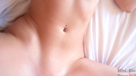 Красавице самой хочется заняться утренним сексом