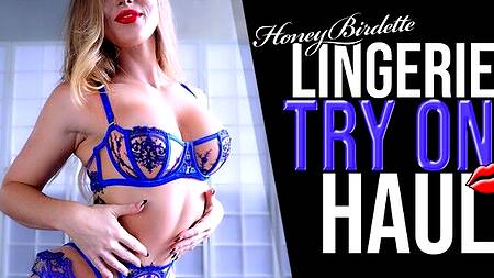 Красотка показывает какие у неё есть сексуальное бельё