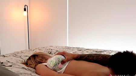 Нежно лижет киску блондинки и чувственно её трахает