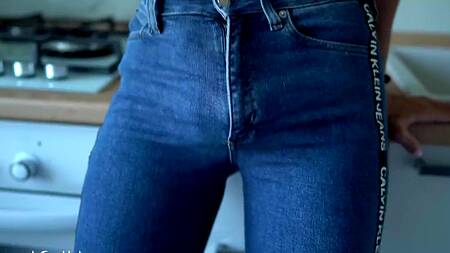 Приспускает джинсы красотки и ставит её раком на кухне