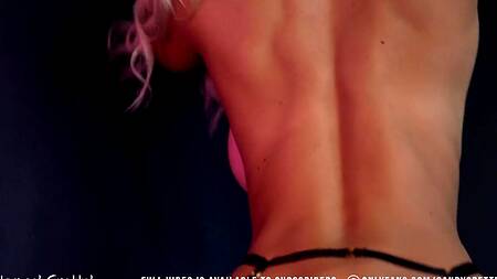 Белокурая красотка в черных чулках просит кончить в киску