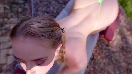 Неподражаемая девка в лесу занимается страстным сексом