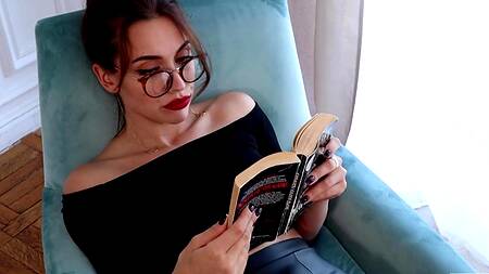 Лижет идеальную киску красотки и получает от неё минет