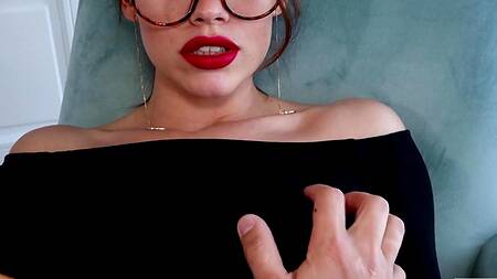 Лижет идеальную киску красотки и получает от неё минет