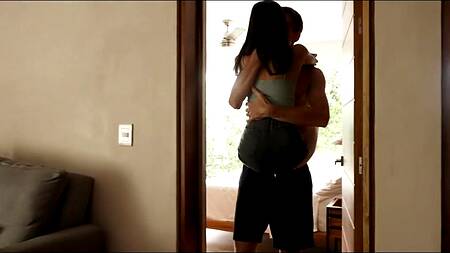 Красивая азиатка жарко трахается на отдыхе