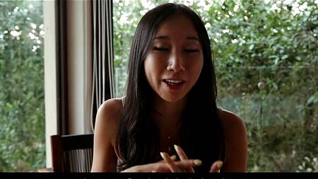 Красивая азиатка жарко трахается на отдыхе