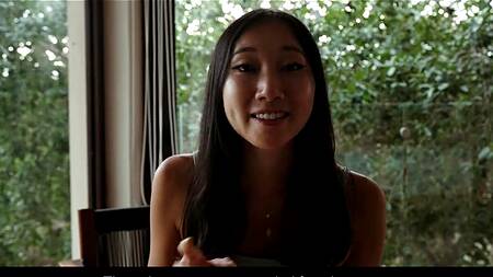 Красивая азиатка жарко трахается на отдыхе