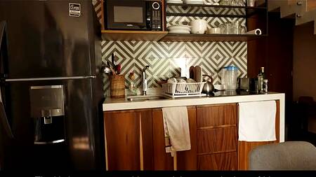 Красивая азиатка жарко трахается на отдыхе