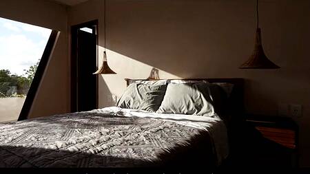 Красивая азиатка жарко трахается на отдыхе