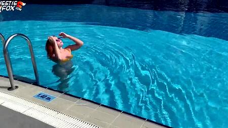 Рыжая незнакомка сама приходит в номер и предлагает секс