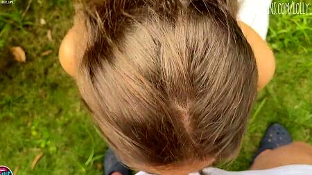 Застал красотку в кустах за дрочкой и привел её к себе на секс