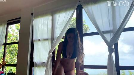 Застал красотку в кустах за дрочкой и привел её к себе на секс