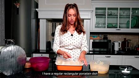 Красотка ведет кулинарный блог и трахается за камерой