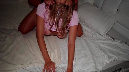 Студентка не может уснуть, ей нужен жаркий секс перед сном