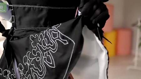 Косплей возбуждает красотку на анальную мастурбацию