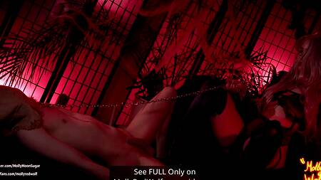 Выполняет желания госпожи и дает засунуть пробку в свою жопу