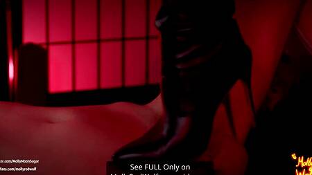 Выполняет желания госпожи и дает засунуть пробку в свою жопу