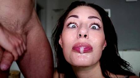 Грубо трахает красотку в рот и кончает - подборка