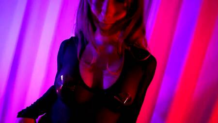 Красотка показывает своё сексуальное бельё и идеальное тело