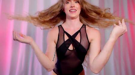 Красотка показывает своё сексуальное бельё и идеальное тело