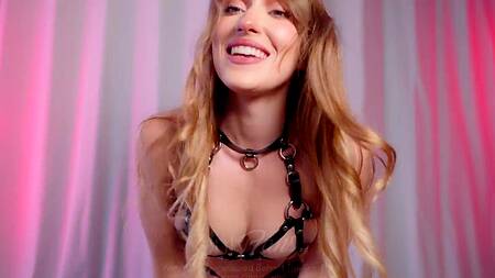 Красотка показывает своё сексуальное бельё и идеальное тело