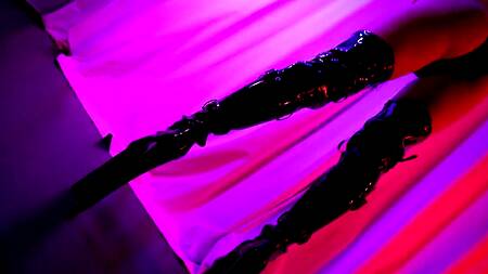 Красотка показывает своё сексуальное бельё и идеальное тело