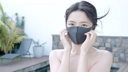 Стройная азиатка в маске снимается в домашнем порно