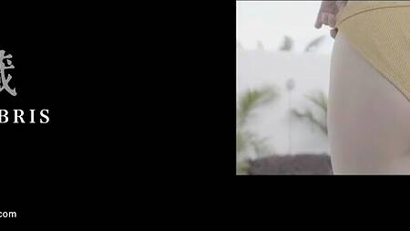 Стройная азиатка в маске снимается в домашнем порно